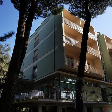 Hotel Pine Beach Rosolina Mare Exterior foto