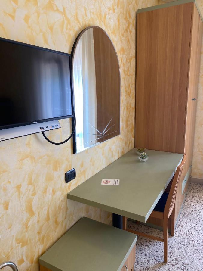 Hotel Pine Beach Rosolina Mare Exterior foto