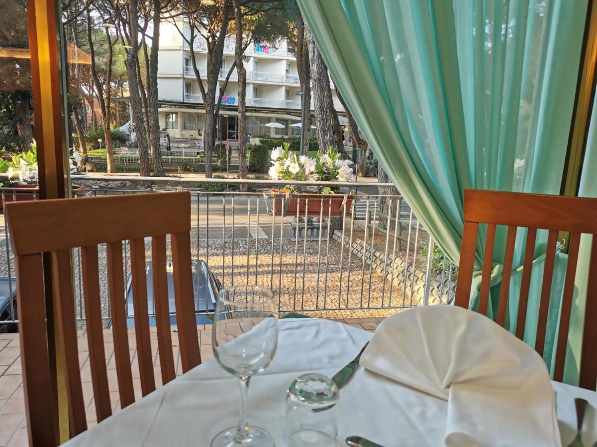 Hotel Pine Beach Rosolina Mare Exterior foto