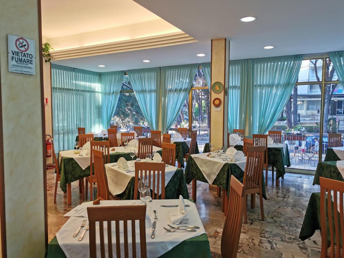 Hotel Pine Beach Rosolina Mare Exterior foto
