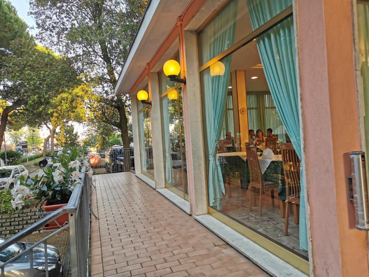 Hotel Pine Beach Rosolina Mare Exterior foto