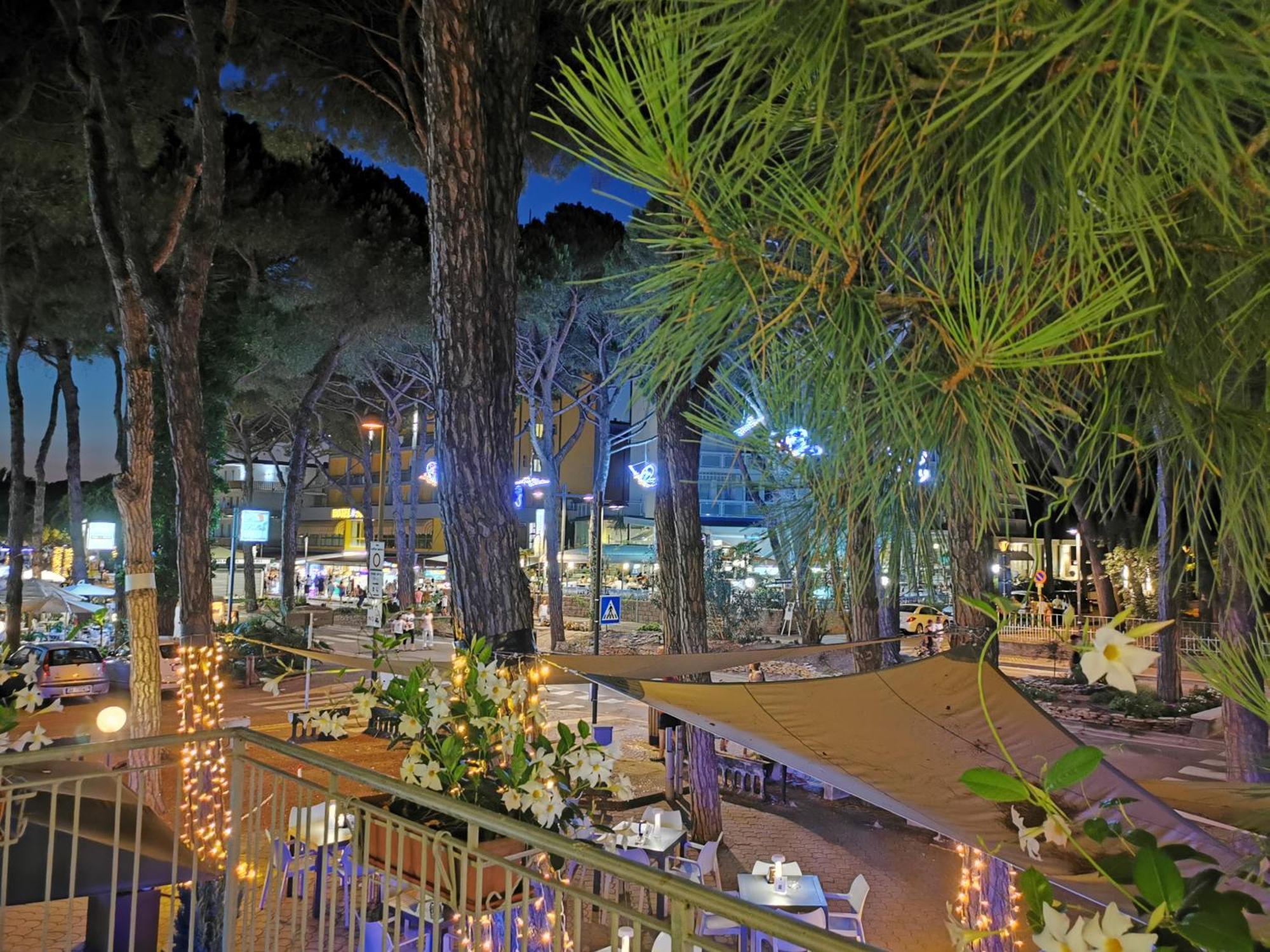 Hotel Pine Beach Rosolina Mare Exterior foto